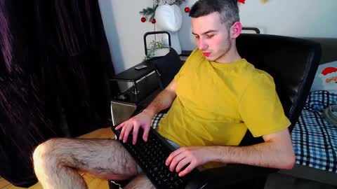 devin_ho online show from December 28, 2024, 2:43 am