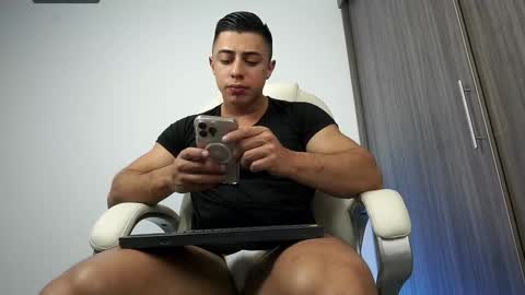 Snapshot of devin_hunter chatting on January 18, 2026, 11:52 pm Devin Hunter online show from January 18, 2026, 11:52 pm