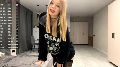 Snapshot of dewdropdoll chatting on May 26, 2026, 4:03 pm dewdropdoll online show from May 26, 2026, 4:03 pm