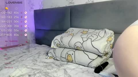 diadavidson_ online show from October 25, 2025, 7:52 pm