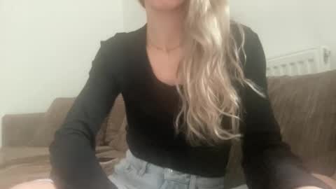 Snapshot of diamondrose_111 chatting on February 13, 2025, 3:03 pm British Diamond Rose online show from February 13, 2025, 3:03 pm