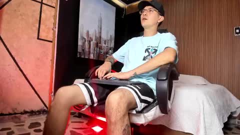 diamondss_1 online show from May 19, 2026, 9:43 pm