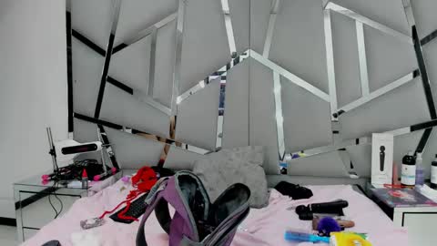 dianarous online show from February 7, 2025, 11:23 am