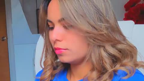 diosadeluniverso_ online show from December 15, 2025, 12:31 pm