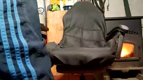 Snapshot of dirtmcgirt82 chatting on December 18, 2024, 6:43 am dirtmcgirt82 online show from December 18, 2024, 6:43 am