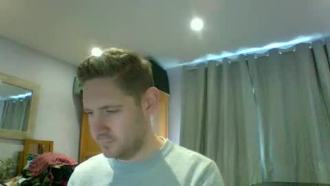 Snapshot of dirtylondon729 chatting on December 17, 2025, 12:00 pm Exhibitionist Ben online show from December 17, 2025, 12:00 pm