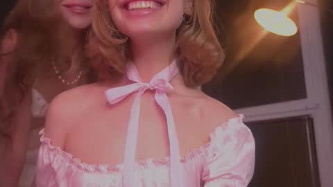 Snapshot of divine_lights chatting on October 14, 2025, 10:32 pm Eva and Lucia online show from October 14, 2025, 10:32 pm