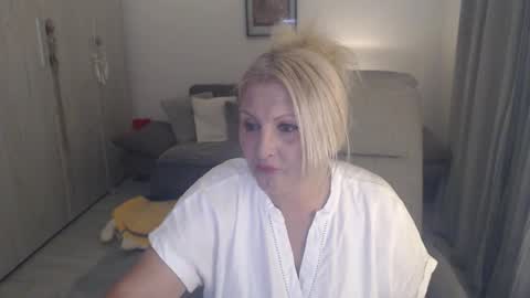 Snapshot of divineblond chatting on May 24, 2026, 10:15 pm Alexxa online show from May 24, 2026, 10:15 pm