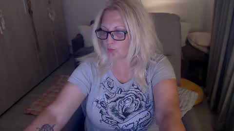 Snapshot of divineblond chatting on May 25, 2026, 7:20 pm Alexxa online show from May 25, 2026, 7:20 pm