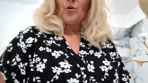 Snapshot of divineblond chatting on June 6, 2026, 9:30 pm Alexxa online show from June 6, 2026, 9:30 pm