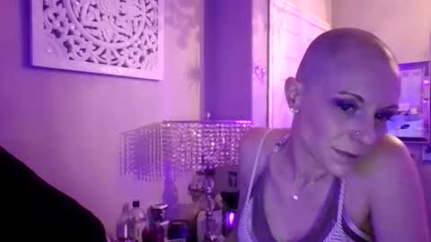 dixieglam online show from November 26, 2025, 9:54 am