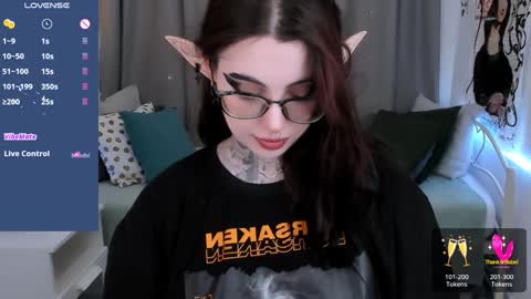 dixipixi_ online show from February 1, 2025, 5:49 am