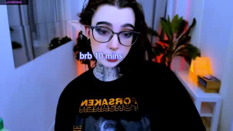 dixipixi_ online show from February 7, 2025, 8:44 am