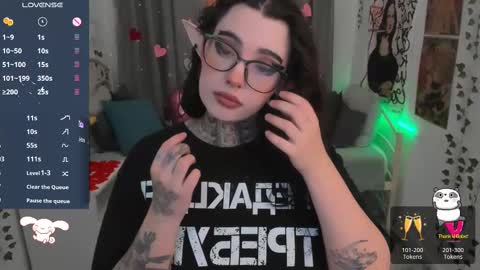 dixipixi_ online show from February 14, 2025, 5:41 am