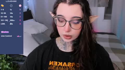 dixipixi_ online show from September 18, 2025, 7:43 am