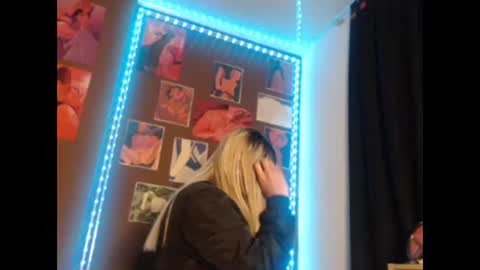 doeschi_fox online show from April 22, 2026, 3:20 am