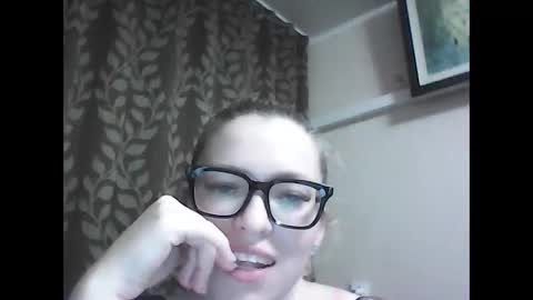 Snapshot of dolce_tempt chatting on December 21, 2025, 7:54 pm dolce_tempt online show from December 21, 2025, 7:54 pm