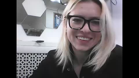 Snapshot of dolce_tempt chatting on December 22, 2025, 8:22 am dolce_tempt online show from December 22, 2025, 8:22 am