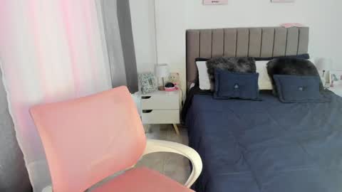 doll_oriana online show from December 9, 2024, 6:25 pm