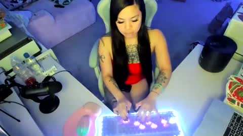 DOLLLFACE online show from December 17, 2025, 5:46 am