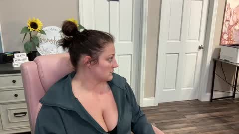 Snapshot of dollydimplez chatting on February 26, 2025, 11:48 pm Dolly online show from February 26, 2025, 11:48 pm