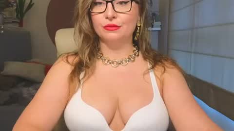 Snapshot of dom_mummy chatting on July 19, 2026, 5:44 am DOM MUMMY online show from July 19, 2026, 5:44 am