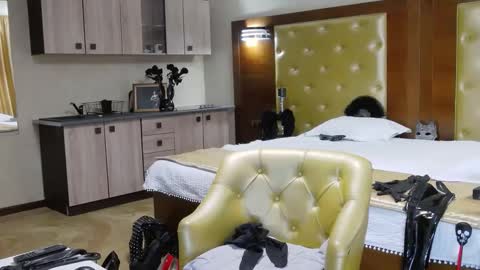 domcaprisse online show from February 16, 2025, 11:49 am