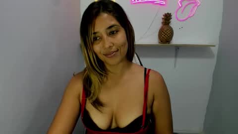 dona_tella online show from March 19, 2026, 6:34 pm