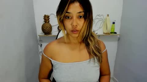 Snapshot of dona_tella chatting on April 5, 2026, 4:48 pm dona_tella online show from April 5, 2026, 4:48 pm