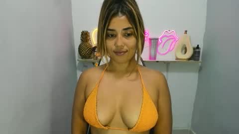 Snapshot of dona_tella chatting on April 7, 2026, 9:15 pm dona_tella online show from April 7, 2026, 9:15 pm