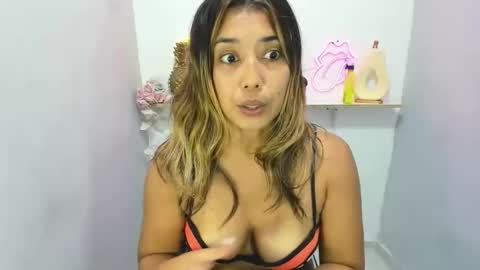 Snapshot of dona_tella chatting on April 19, 2026, 2:38 pm dona_tella online show from April 19, 2026, 2:38 pm