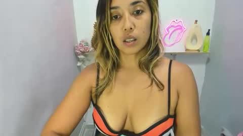 Snapshot of dona_tella chatting on April 19, 2026, 6:10 pm dona_tella online show from April 19, 2026, 6:10 pm