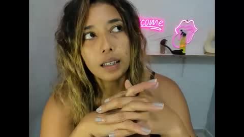 Snapshot of dona_tella chatting on May 11, 2026, 2:45 pm dona_tella online show from May 11, 2026, 2:45 pm