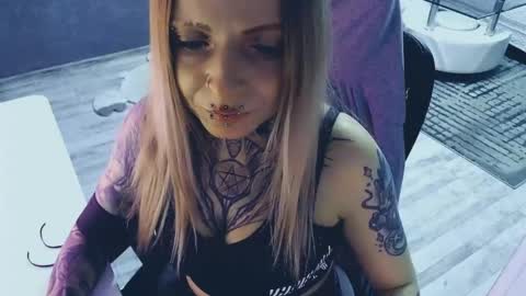 DonnaLive online show from April 12, 2026, 10:15 pm