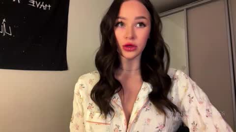 MOLLYYYY dont forget to give me a thumb up online show from January 15, 2026, 2:27 am