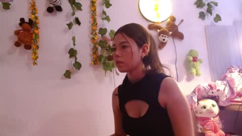 Snapshot of draculaura_x chatting on April 21, 2026, 11:29 pm Laura online show from April 21, 2026, 11:29 pm