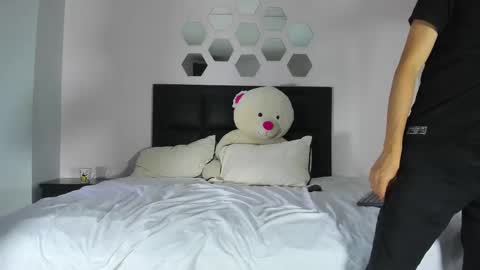 Drake and Zara online show from November 6, 2025, 12:17 pm