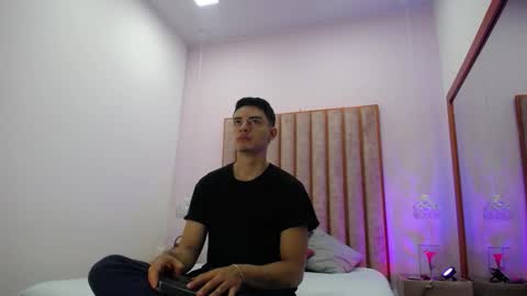 Snapshot of drakecollinss chatting on November 24, 2025, 11:43 am drakecollinss online show from November 24, 2025, 11:43 am