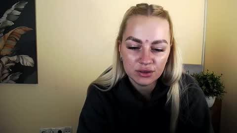 Snapshot of dream_dolly_ chatting on October 17, 2025, 1:35 pm dream_dolly_ online show from October 17, 2025, 1:35 pm