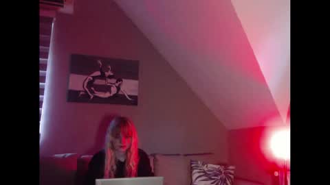 A girl online show from December 3, 2024, 8:05 am