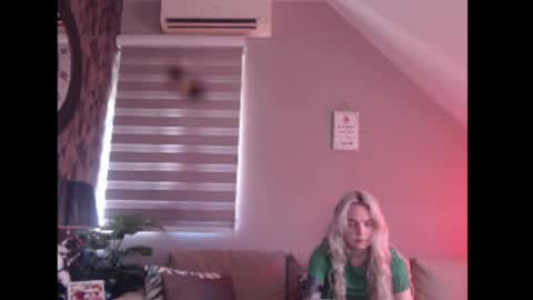 A girl online show from April 24, 2026, 7:33 am