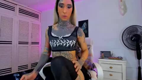 Snapshot of drippyorlove chatting on December 4, 2025, 2:26 pm drippyorlove online show from December 4, 2025, 2:26 pm