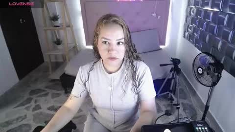 dulce__lovee online show from December 22, 2025, 7:33 pm