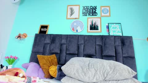 DULCE AURORA online show from February 17, 2025, 8:19 am