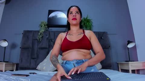 DULCE AURORA online show from December 15, 2025, 1:32 am