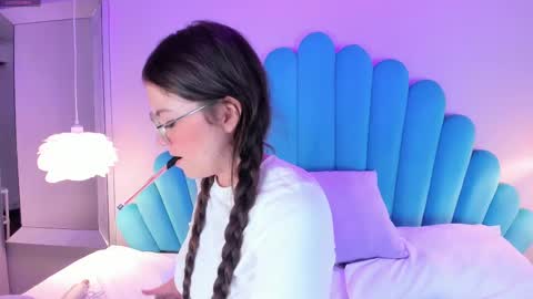 dulcevela online show from March 11, 2025, 7:37 am