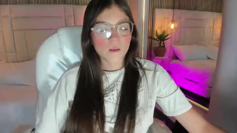 dulcevela online show from September 15, 2025, 10:43 pm