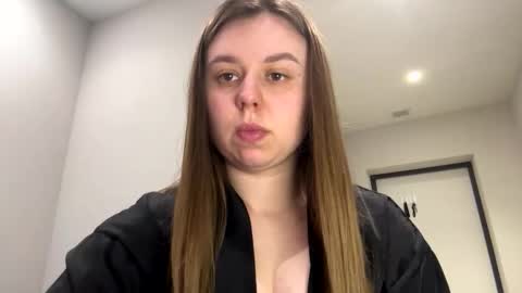 Snapshot of edina77 chatting on April 6, 2026, 10:05 am Edina online show from April 6, 2026, 10:05 am