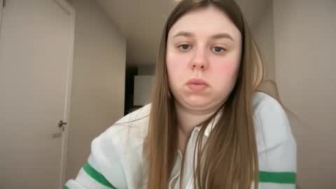 Snapshot of edina77 chatting on April 10, 2026, 3:17 pm Edina online show from April 10, 2026, 3:17 pm