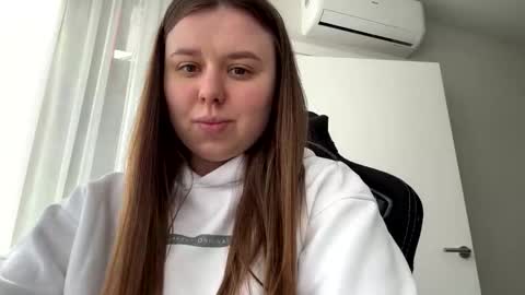 Snapshot of edina77 chatting on April 12, 2026, 9:14 am Edina online show from April 12, 2026, 9:14 am